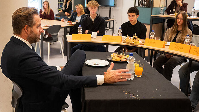 Demissionair minister Hugo de Jonge in gesprek met leerlingen van het calscollege